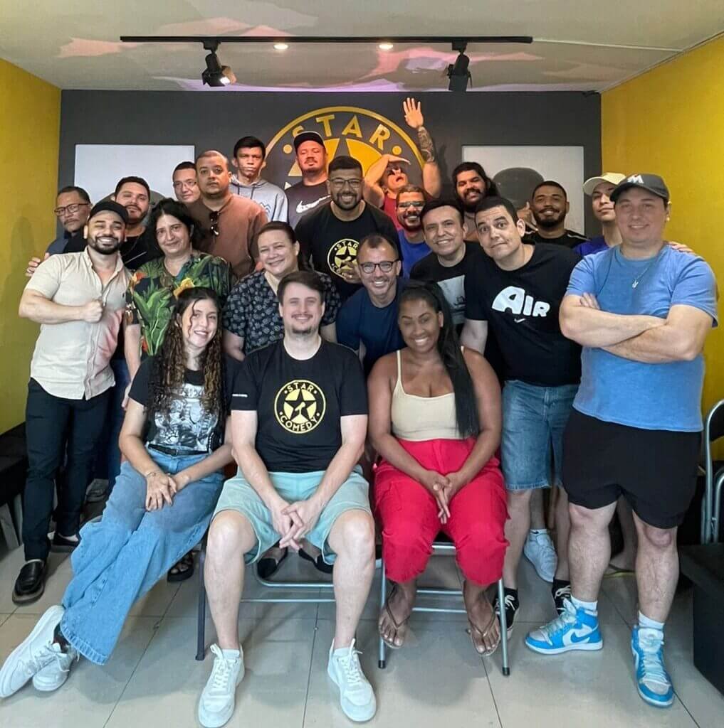 Foto dos alunos e professores da Academia da Comédia na unidade do centro do RJ.